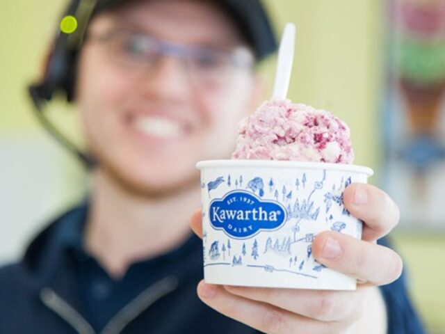 This beloved local spot serves the famous Kawartha Dairy ice cream. Don’t miss trying a scoop of their signature Moose Tracks or one of their seasonal flavours!