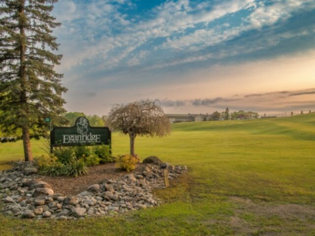 An 18-hole golf course that blends perfectly with the natural landscape. Enjoy scenic views of Sturgeon Lake while you play, along with a spa to unwind after a round!